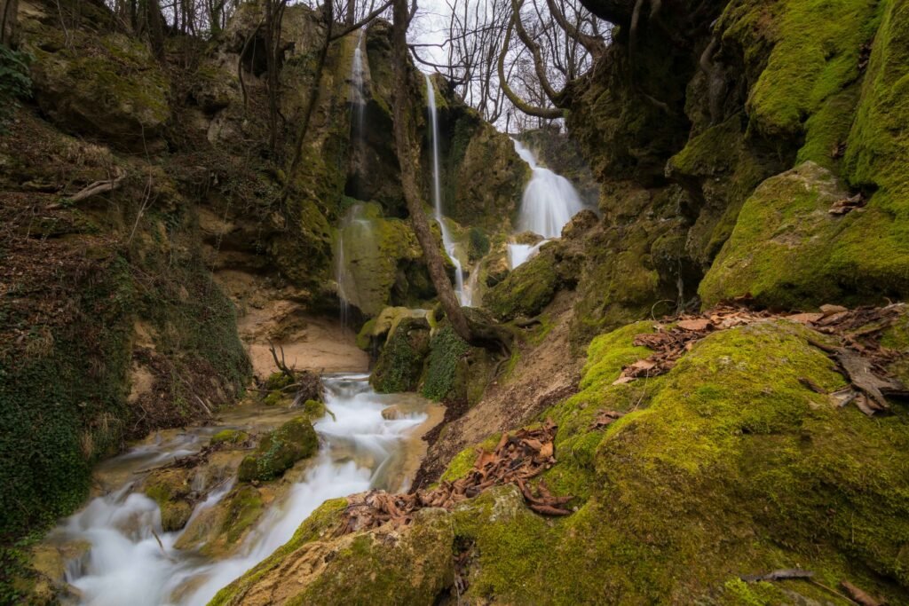 Serolsar Lake Waterfall