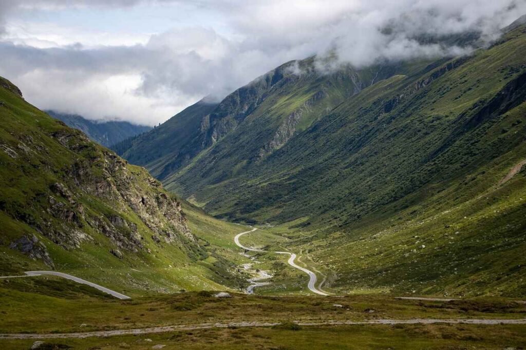 How to reach Valley of flower from delhi by road